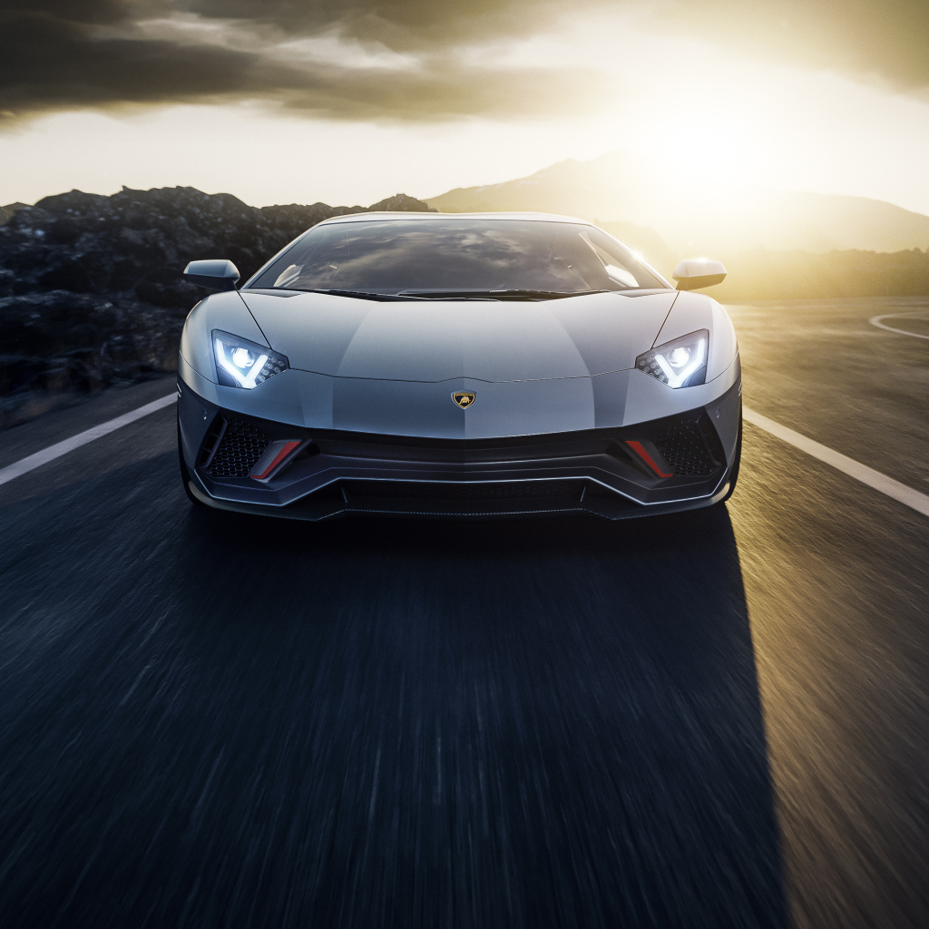Автомобиль Lamborghini Aventador LP 780-4 Ultimate 2021 на закате в горах