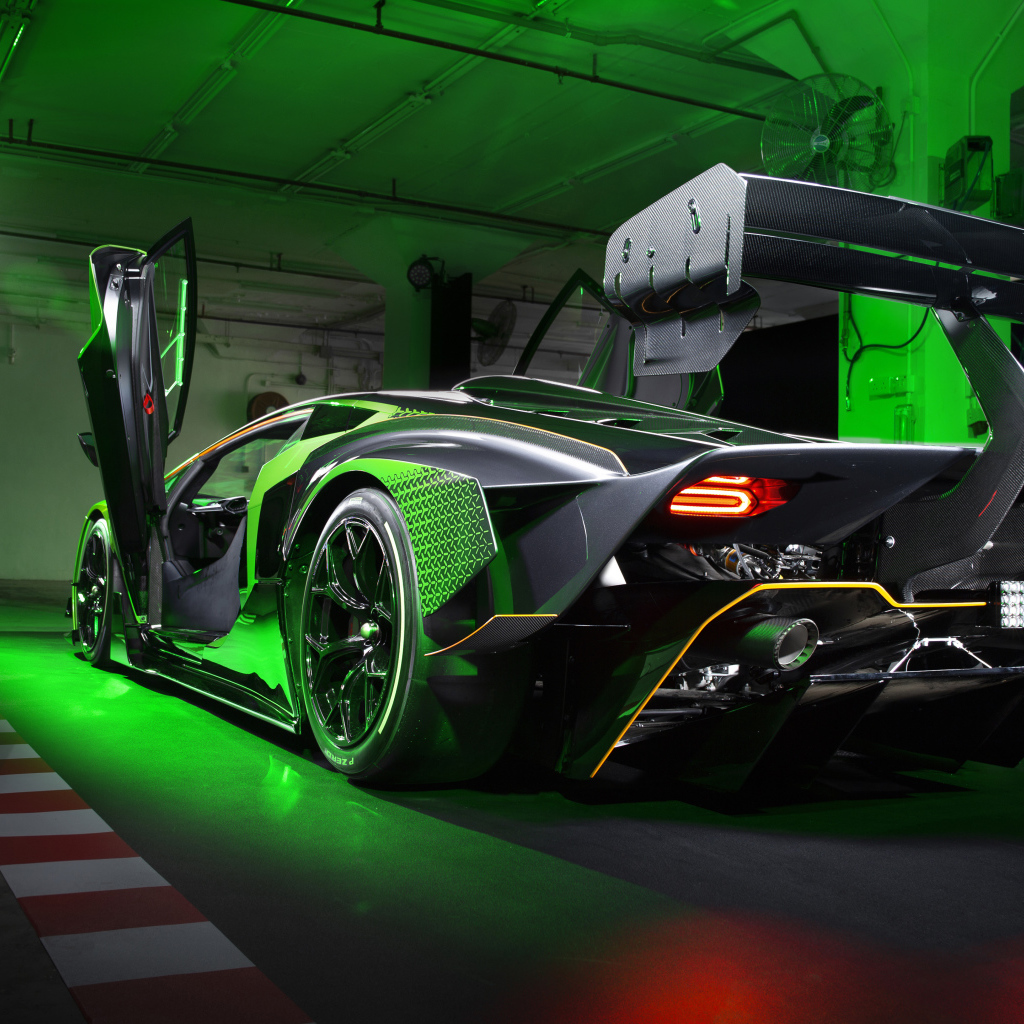 Автомобиль Lamborghini Essenza SCV12 в гараже