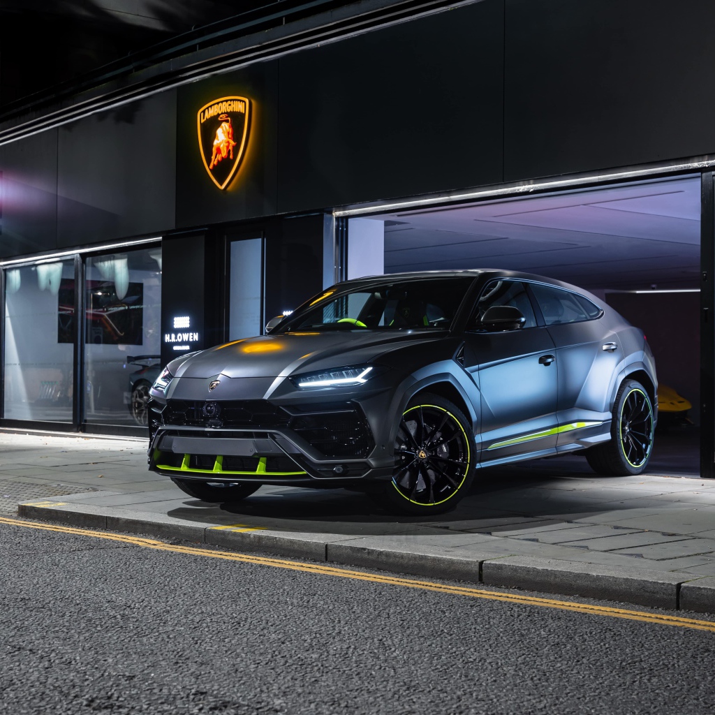 Внедорожник Lamborghini Urus у автосалона