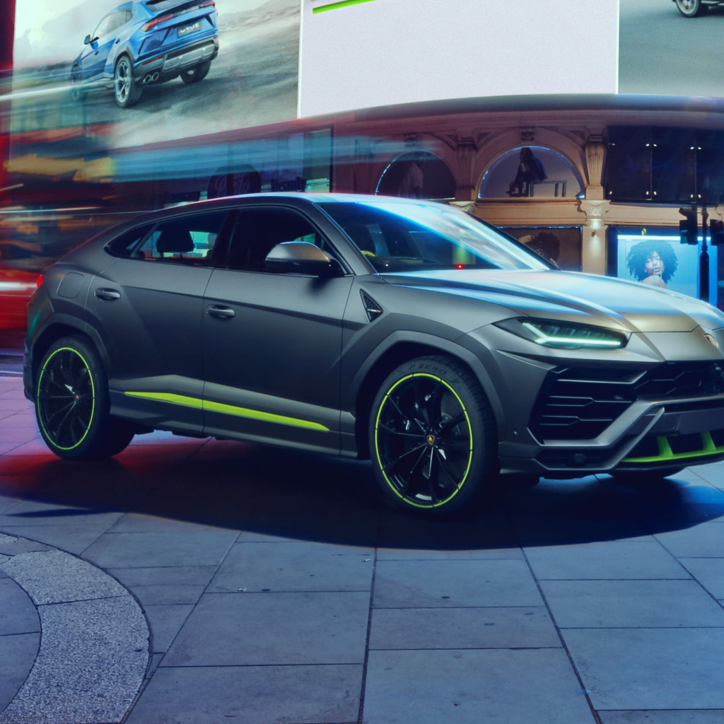 Внедорожник Lamborghini Urus в городе
