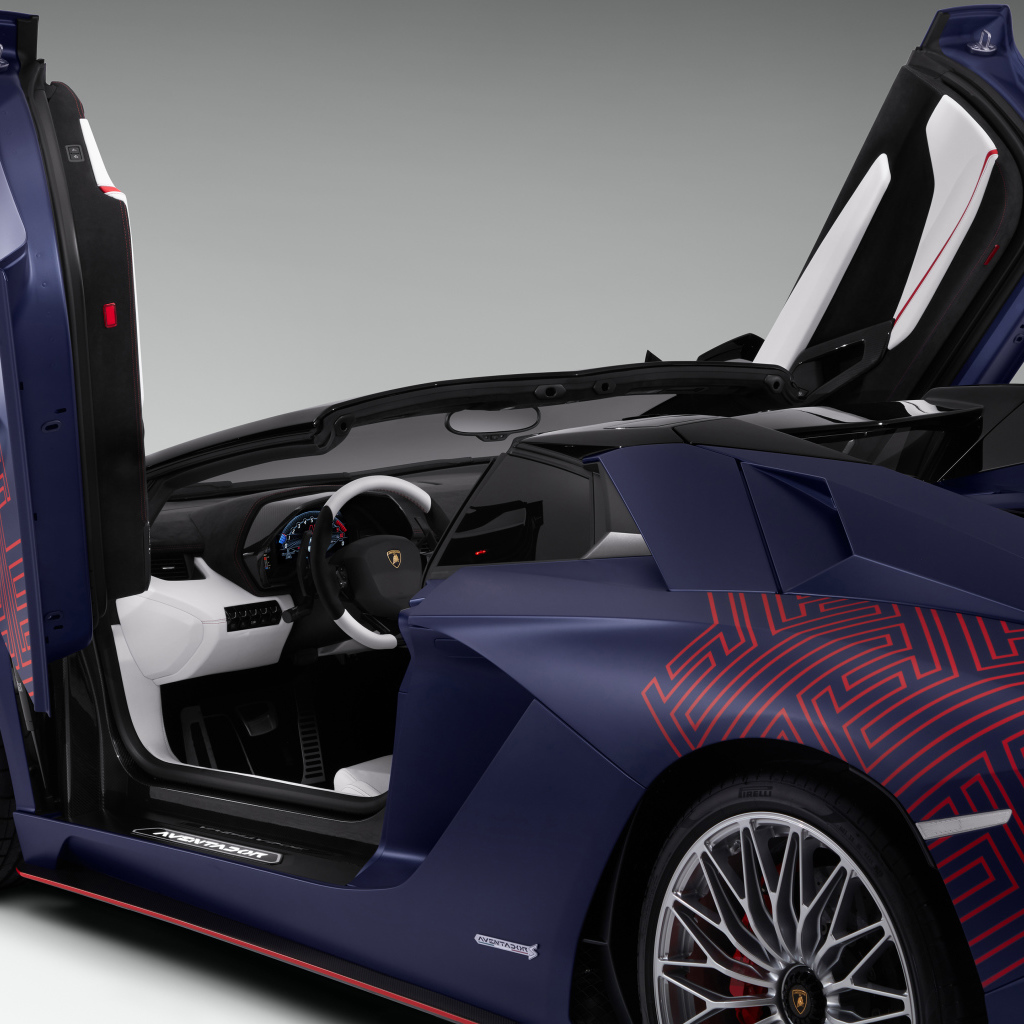 Спортивный автомобиль Lamborghini Aventador S, 2021  года на сером фоне