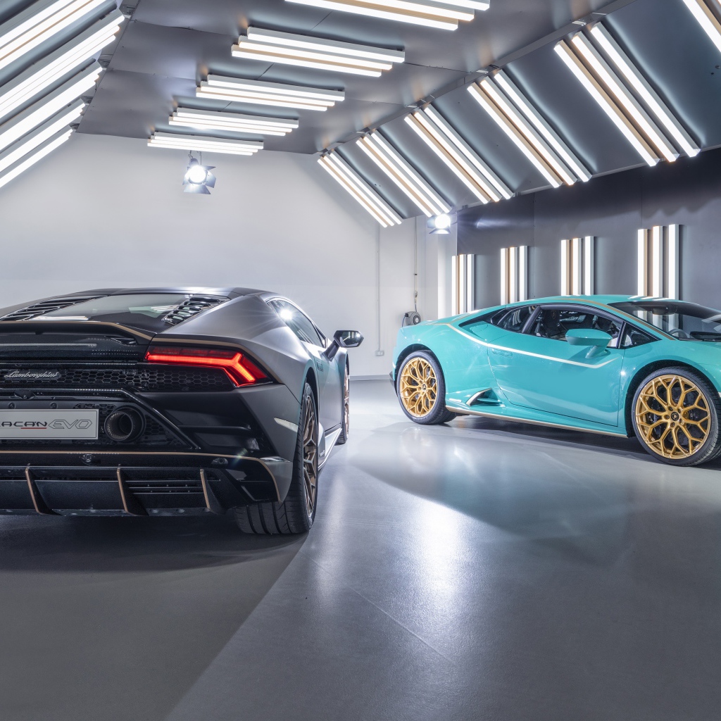 Два автомобиля  Lamborghini Huracán 2021 года в гараже
