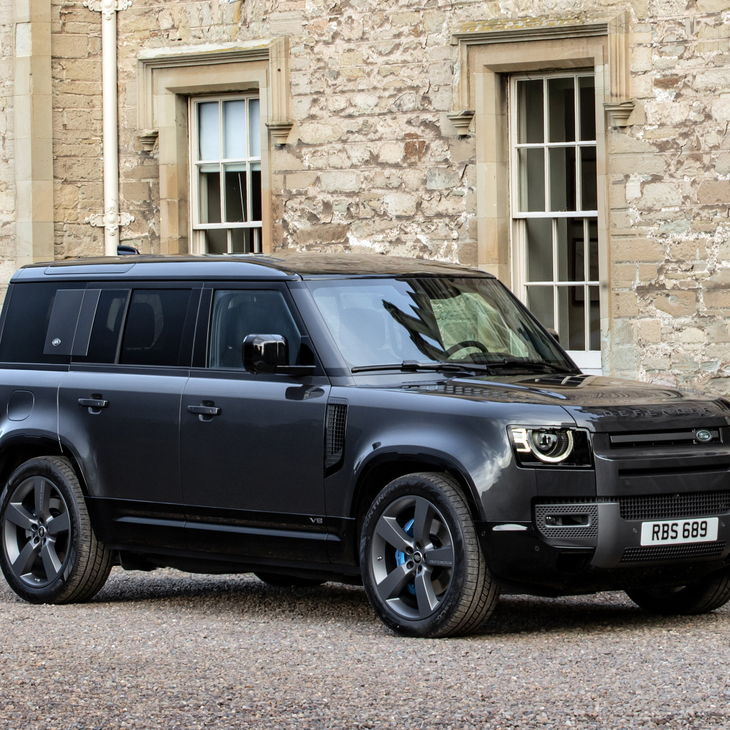 Внедорожник Land Rover Defender 110 V8 Carpathian Edition 2021 года у стены