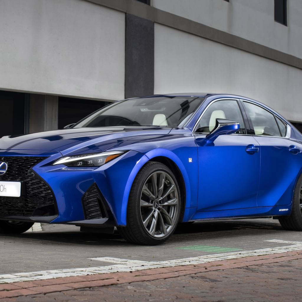 Синий автомобиль Lexus IS 300h F SPORT 2021 года