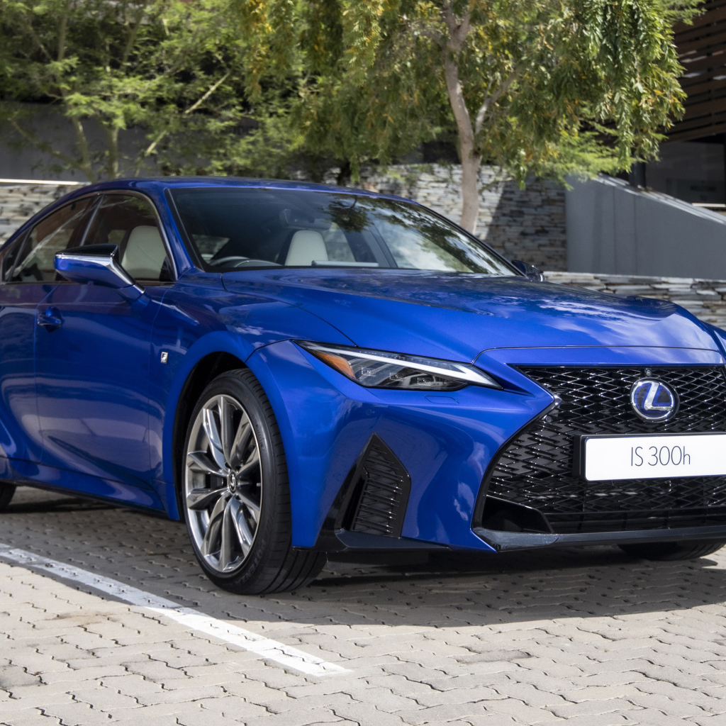 Синий автомобиль Lexus IS 300h F SPORT 2021 года вид спереди