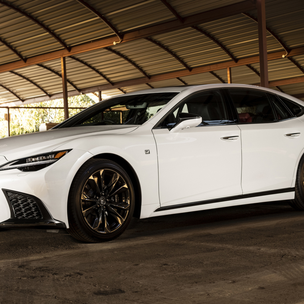 Белый автомобиль Lexus LS 500 F SPORT 2021 года