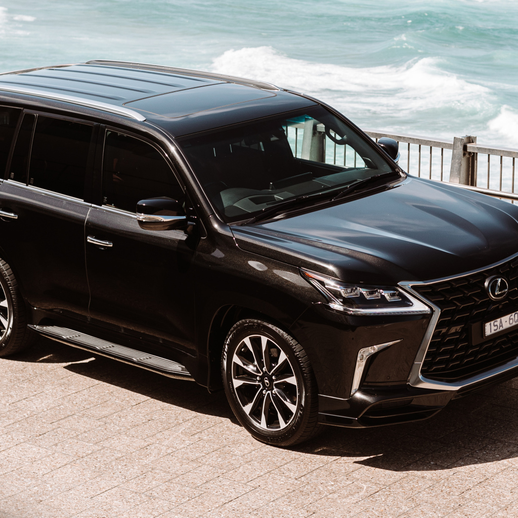Черный внедорожник Lexus LX 570 S 2021 года у воды