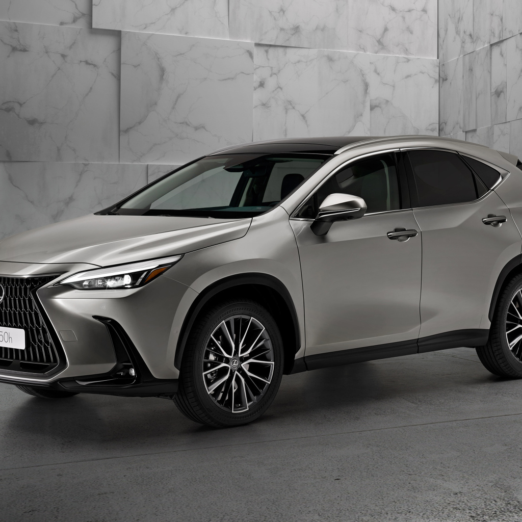 Кроссовер Lexus NX 350h 2021 года у стены