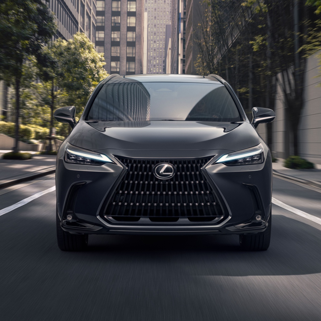 Автомобиль Lexus NX 400h 2021 года вид спереди