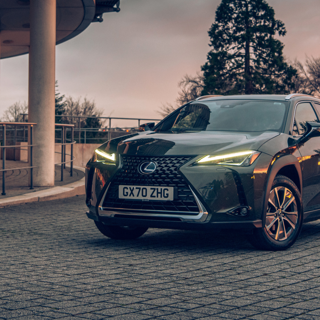 Автомобиль Lexus UX 300e 2021 года с включенными фарами