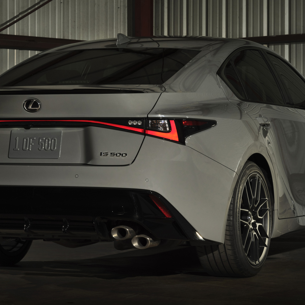 Белый автомобиль Lexus IS 500 F SPORT, 2022 года вид сзади