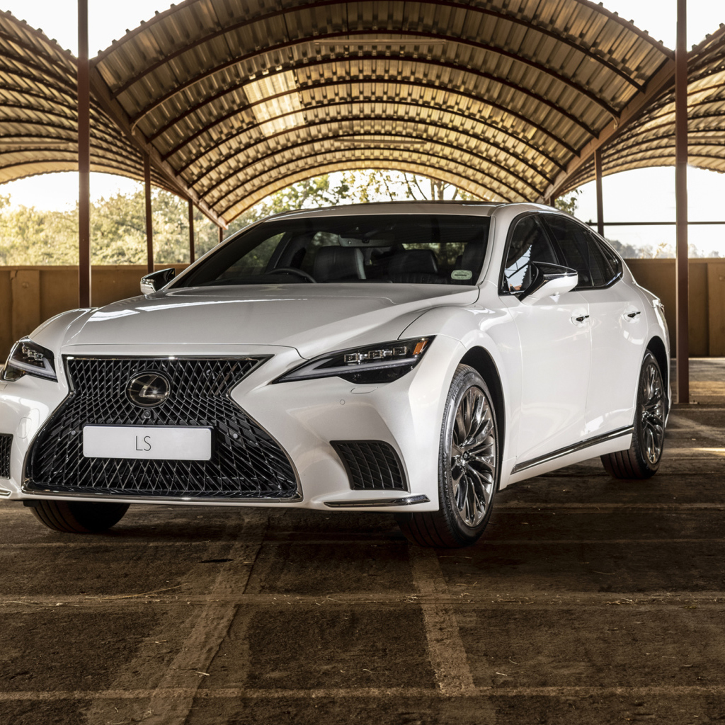 Автомобиль Lexus LS 500, 2021 года под крышей