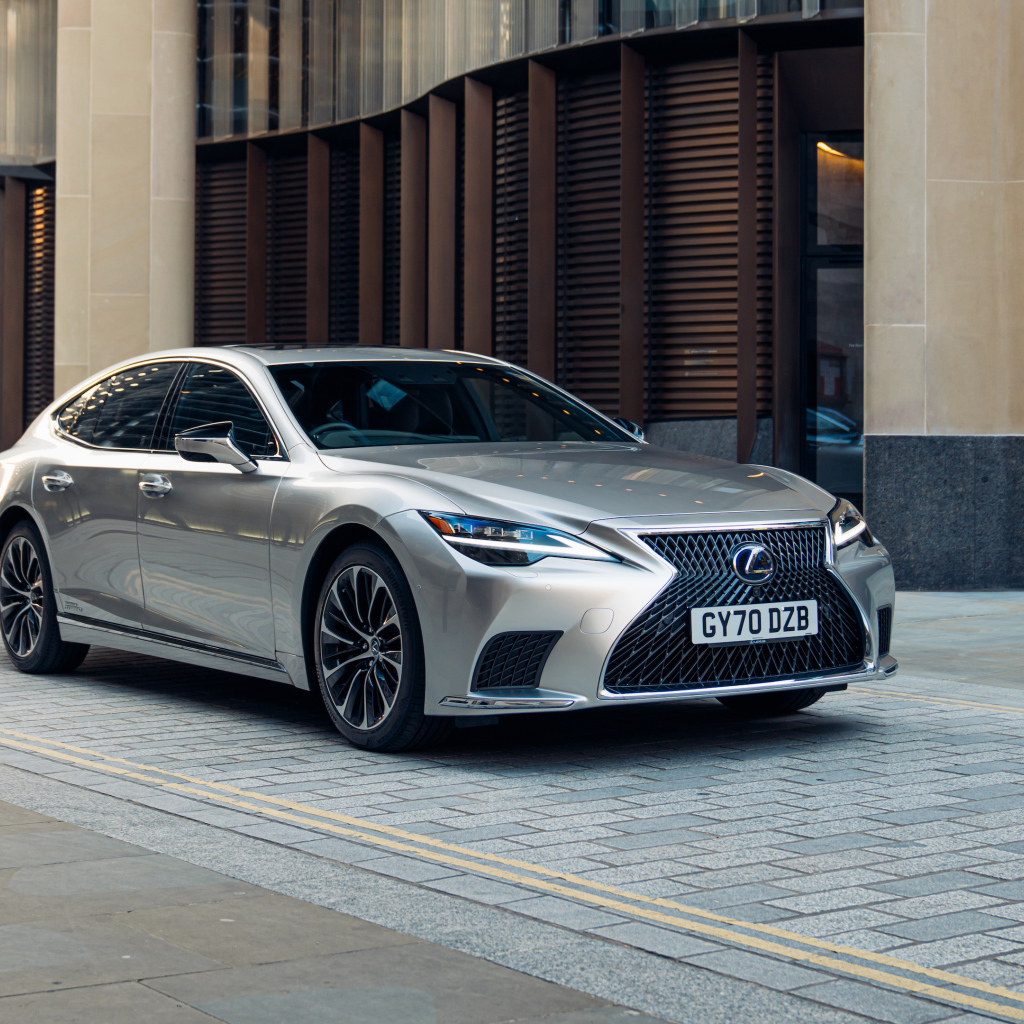 Серебристый Lexus LS 500h 2021  года в городе