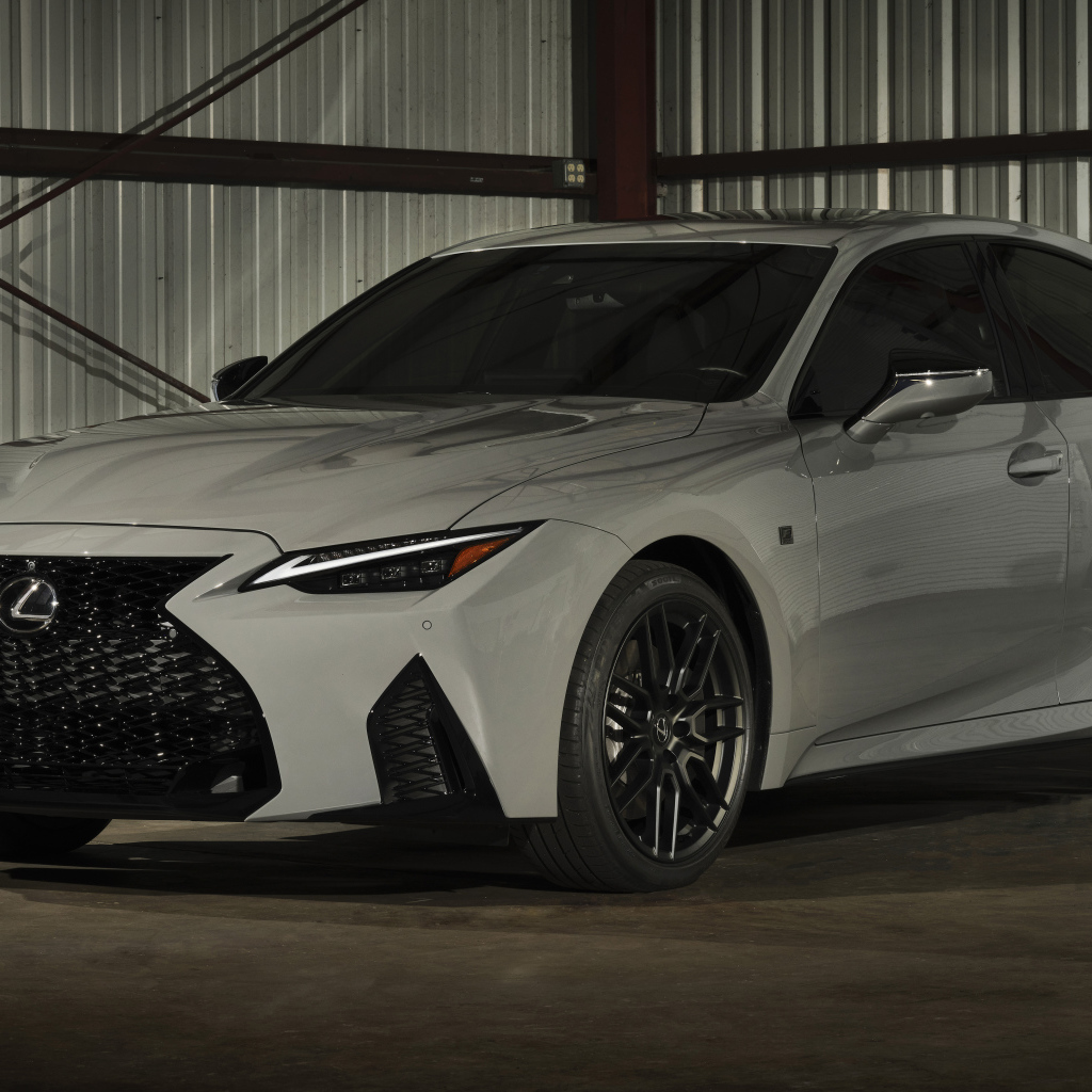 Белый автомобиль  Lexus IS 500 F SPORT, 2022 года