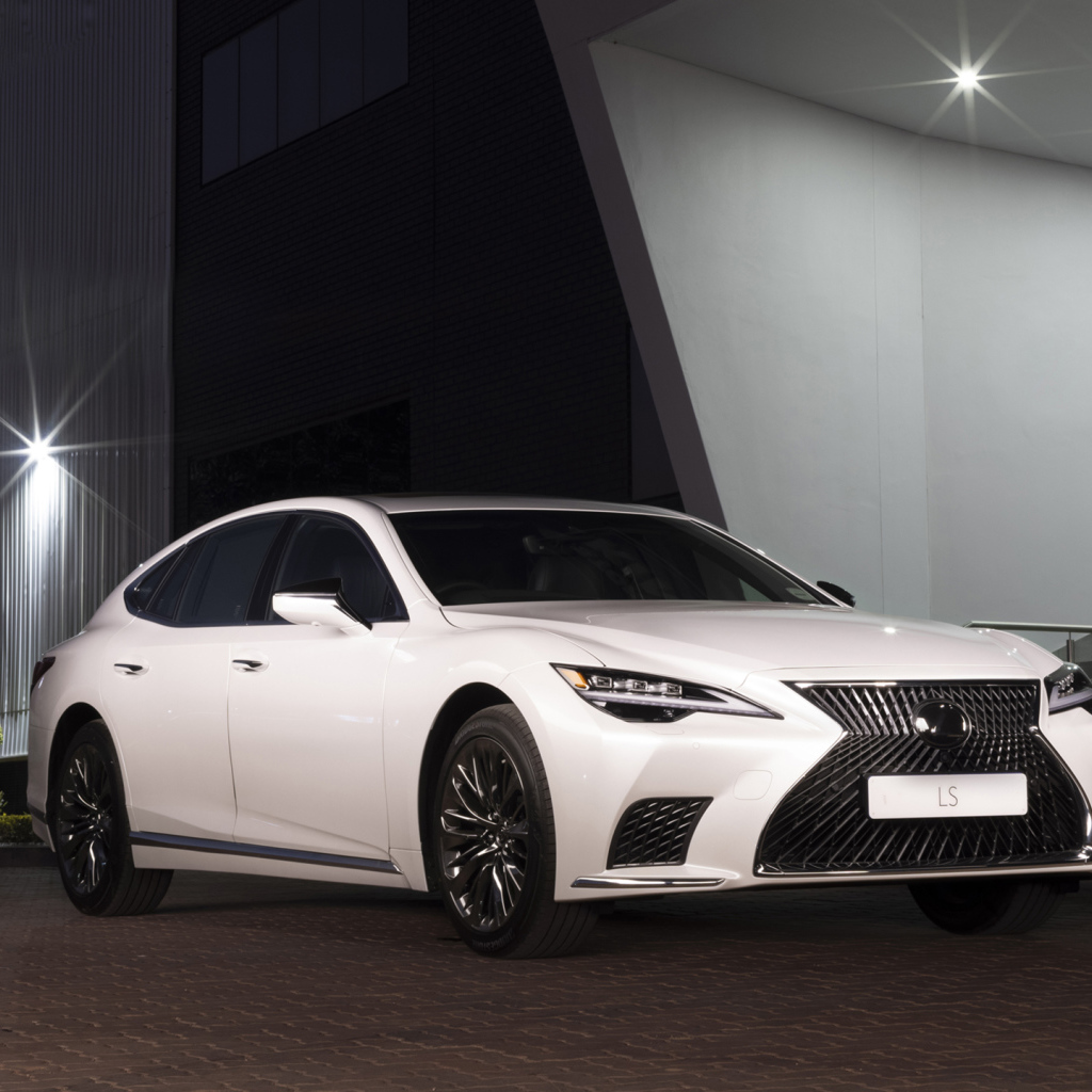 Белый Lexus LS 500, 2021 года в здании