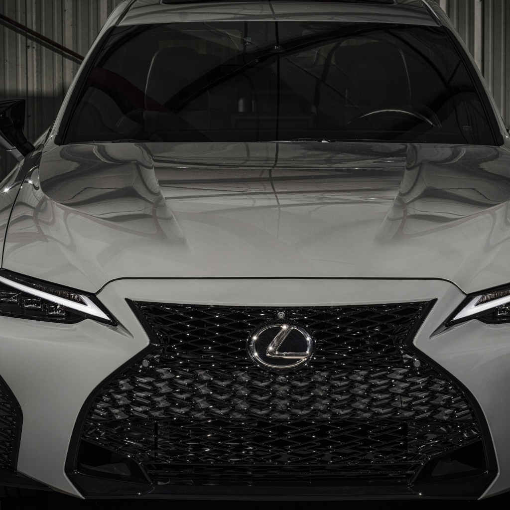 Белый автомобиль Lexus IS 500 F, 2022 года вид спереди