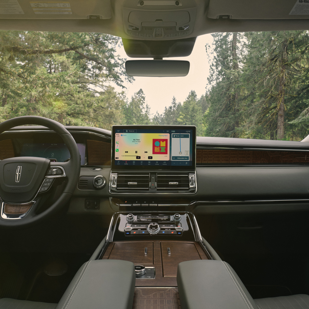 Черный кожаный салон автомобиля Lincoln Navigator, 2022