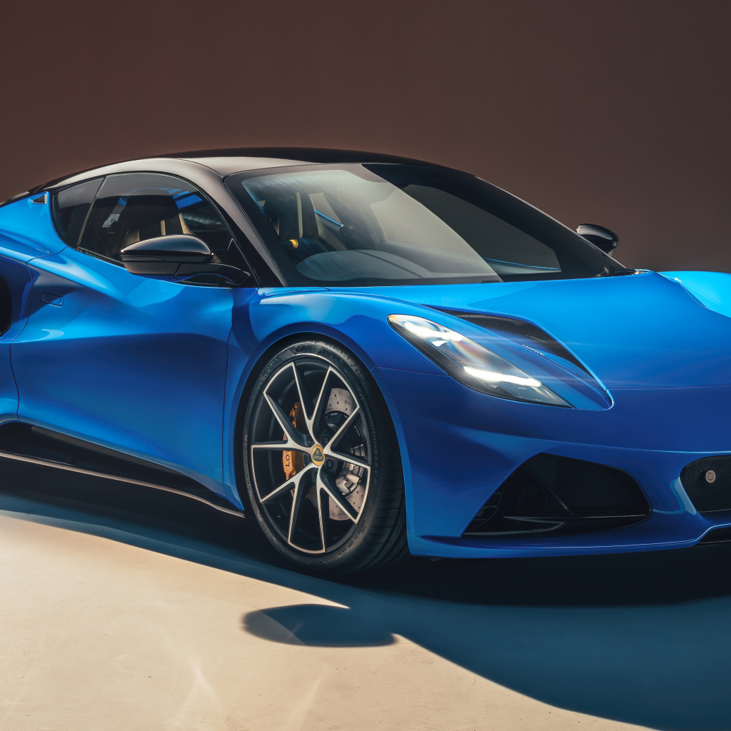 Голубой автомобиль Lotus Emira First Edition 2021 года