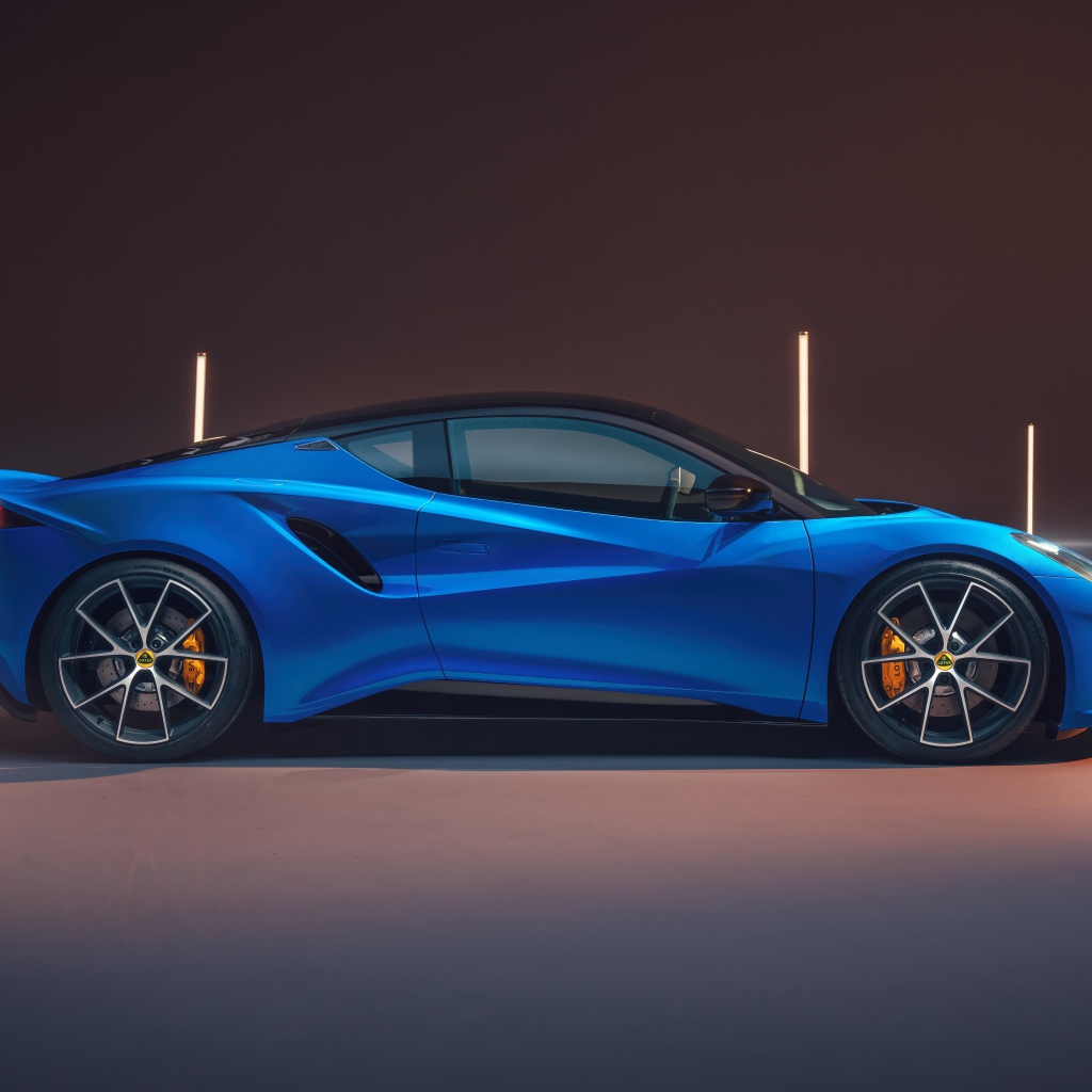 Вид сбоку на автомобиль Lotus Emira First Edition 2021 года