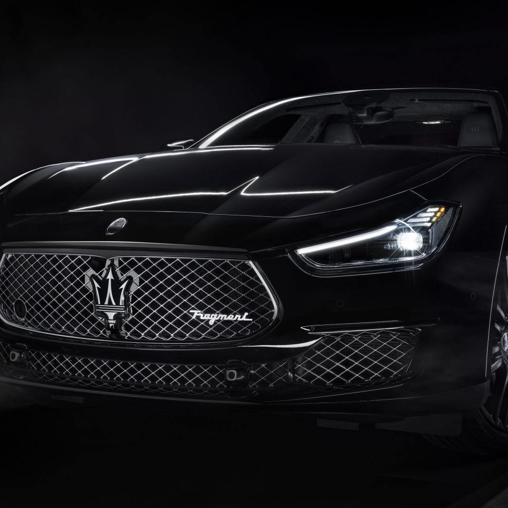 Черный автомобиль Maserati Ghibli 2021 года