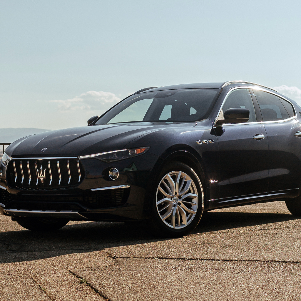Черный автомобиль Maserati Levante S Q4 GranLusso, 2021 года