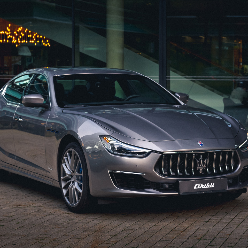 Дорогой стильный автомобиль Maserati Ghibli Hybrid GranLusso