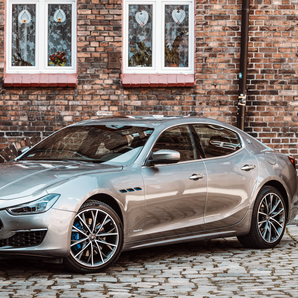Автомобиль Maserati Ghibli у дома