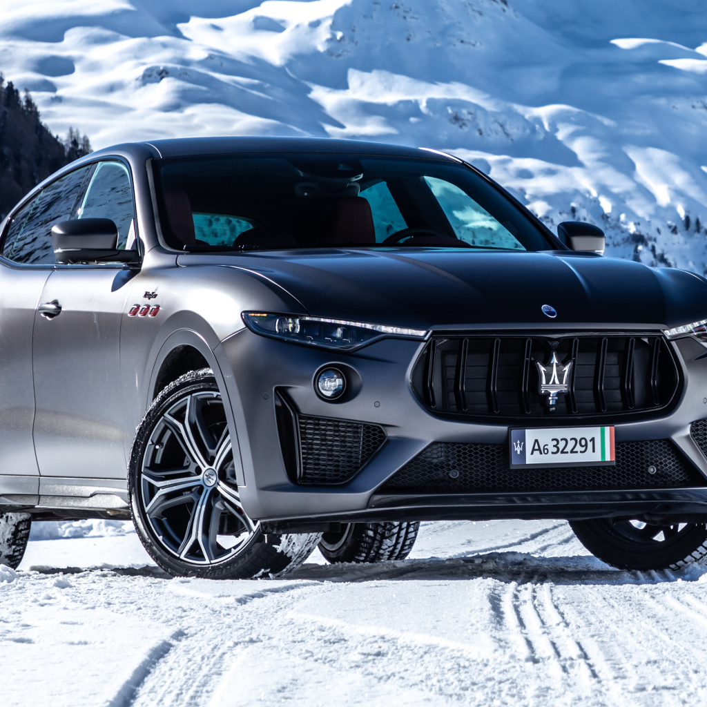 Серебристый автомобиль Maserati Levante Trofeo в горах