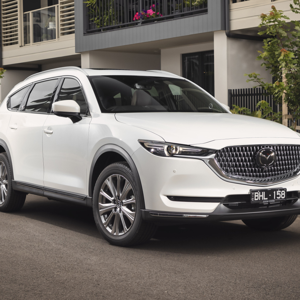 Белый внедорожник Mazda CX-8 2021 года