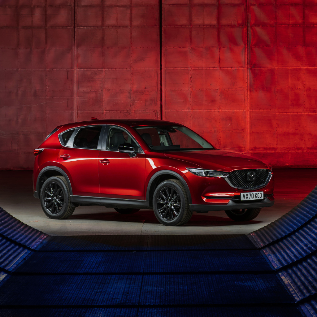 Красный автомобиль Mazda CX-5 Kuro Edition 2021 года