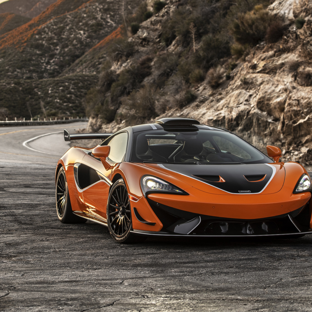 Спортивный автомобиль McLaren 620R, 2021 года в горах
