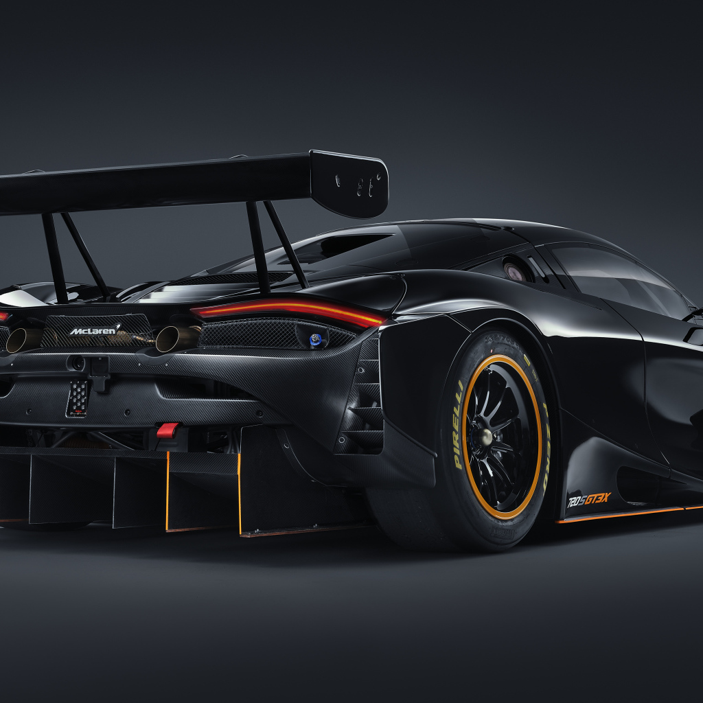 Черный спортивный автомобиль McLaren 720S GT3X 2021 года вид сзади