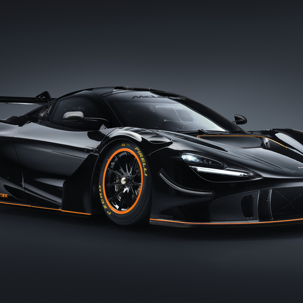 Черный спортивный автомобиль McLaren 720S GT3X 2021 года на сером фоне