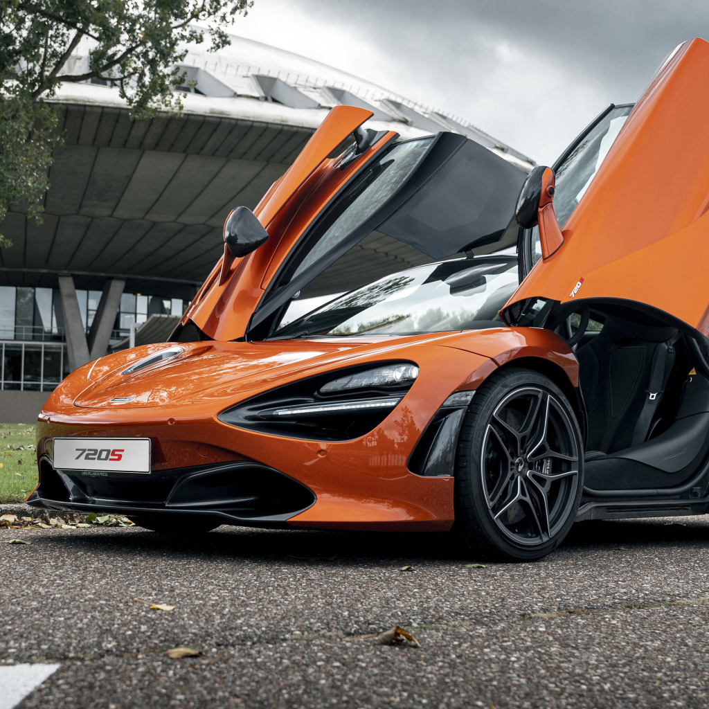Оранжевый автомобиль McLaren 720S 2021 года с открытыми дверями