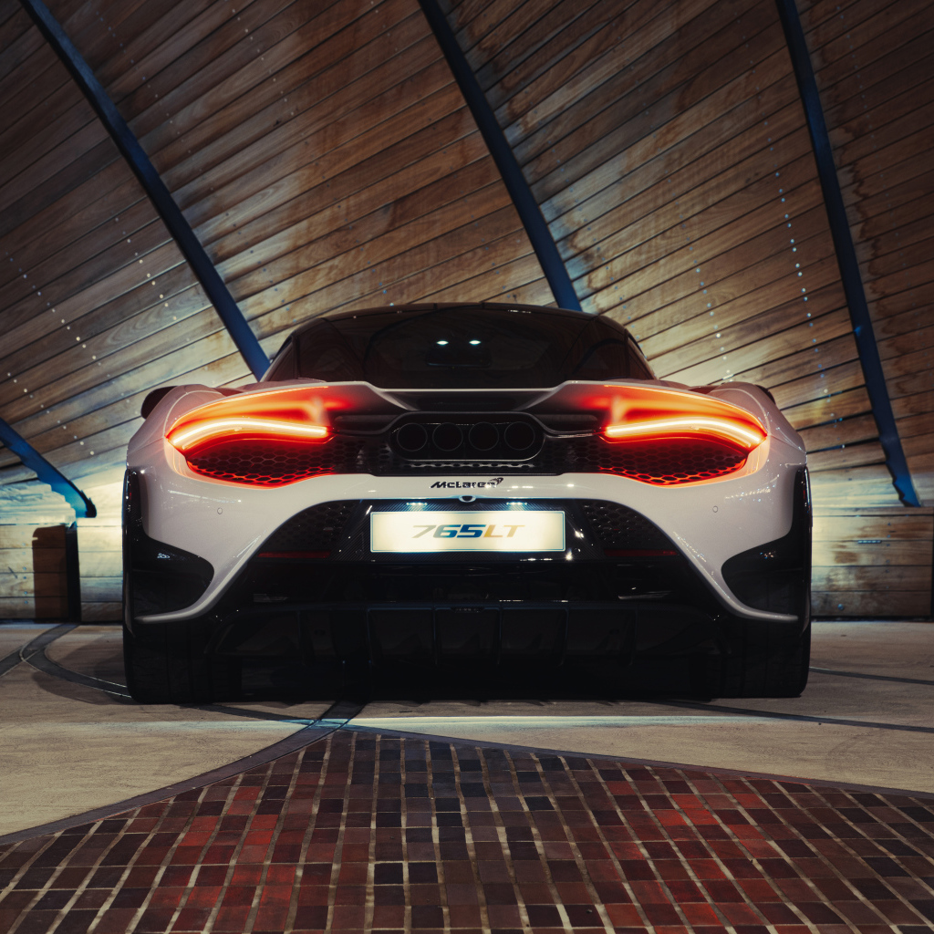 Спортивный автомобиль McLaren 765LT, 2021 года вид сзади