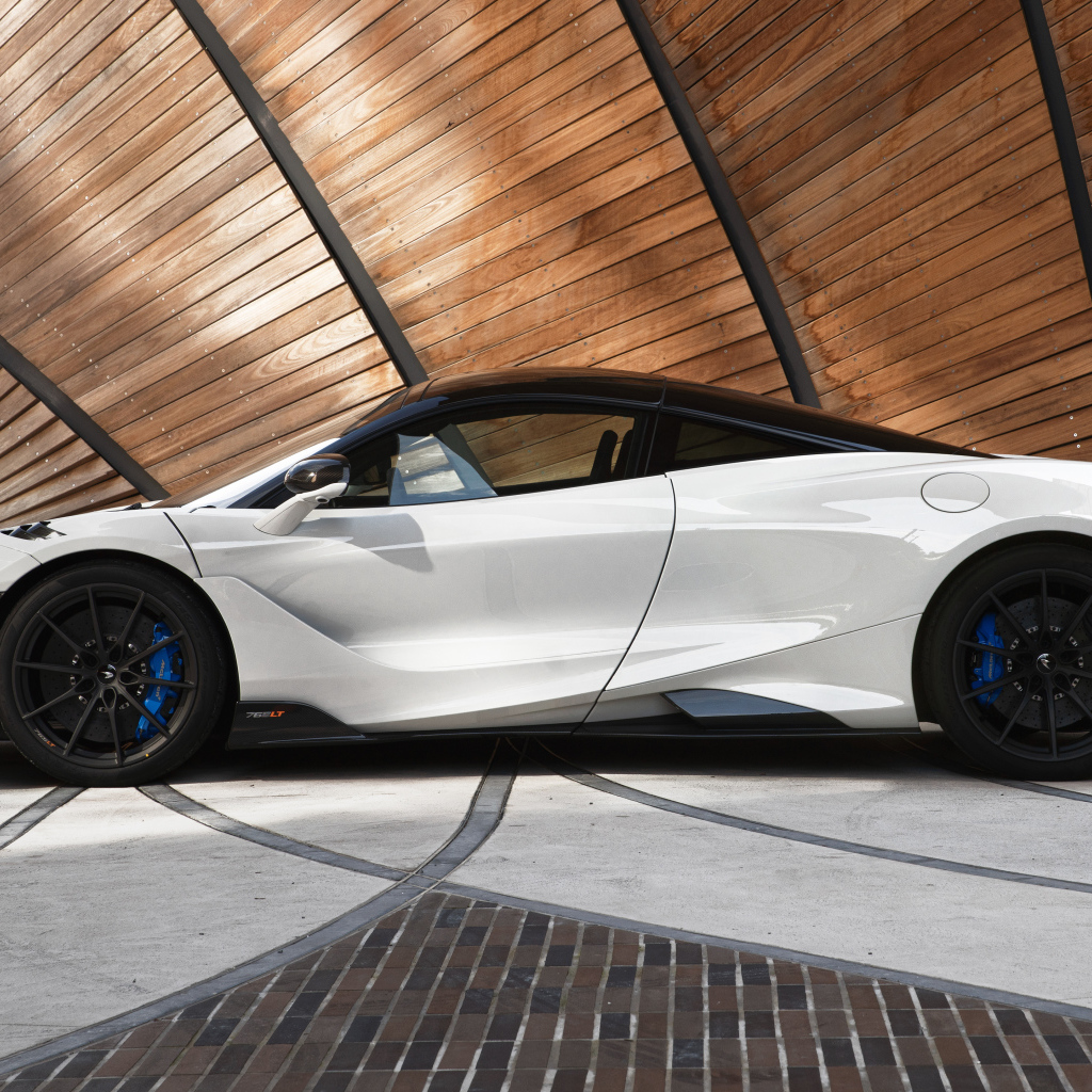 Белый автомобиль  McLaren 765LT, 2021 года вид сбоку