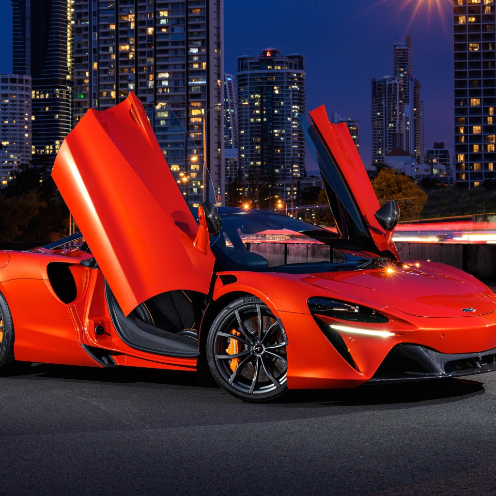 Спортивный автомобиль McLaren Artura 2021 года с открытыми дверями