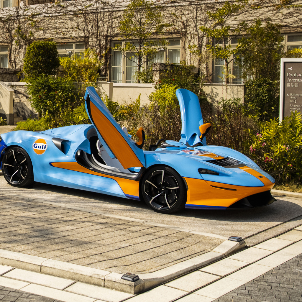 Автомобиль  McLaren Elva Gulf Theme, 2021 года у дома