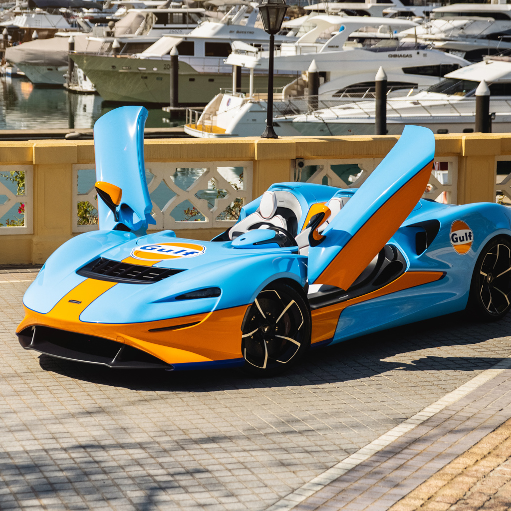 Спортивный автомобиль  McLaren Elva Gulf Theme, 2021 года с открытыми дверями
