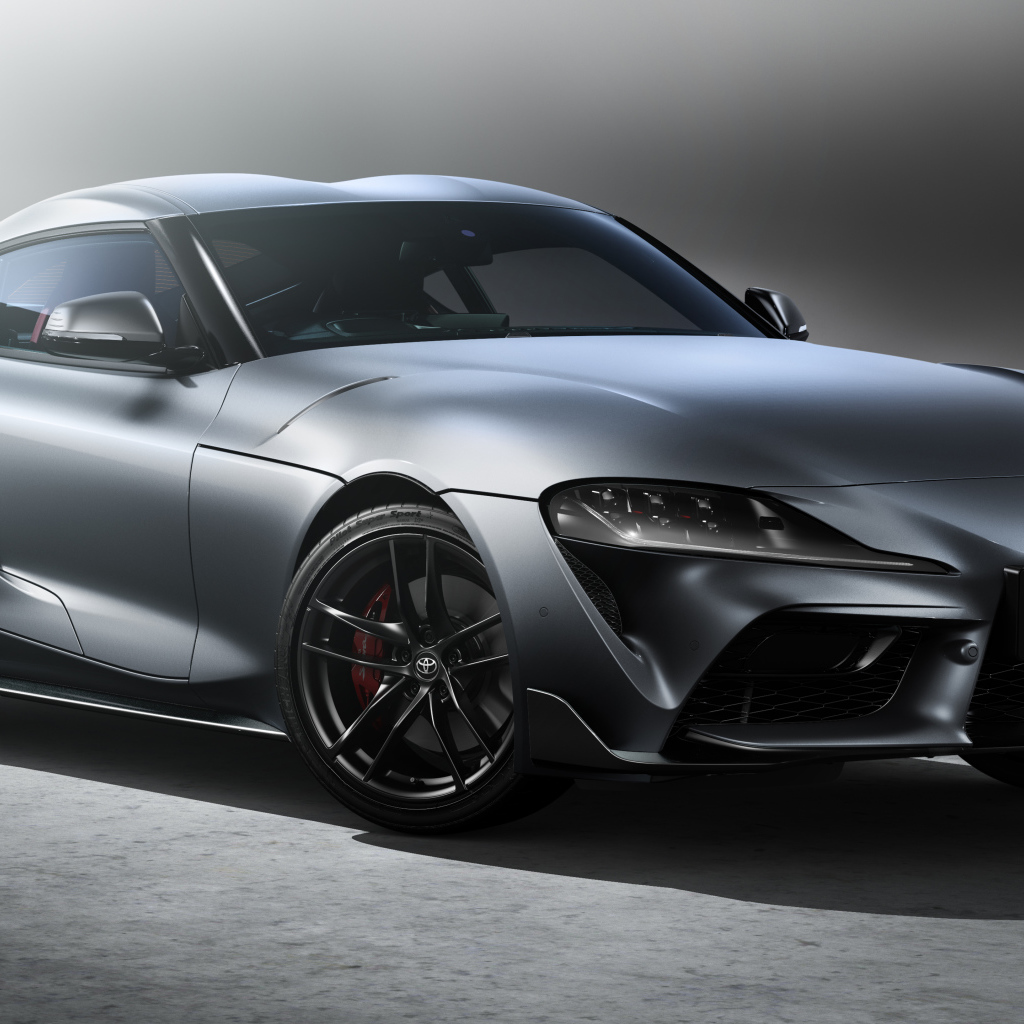 Серебристый автомобиль McLaren MSO, 2022 года