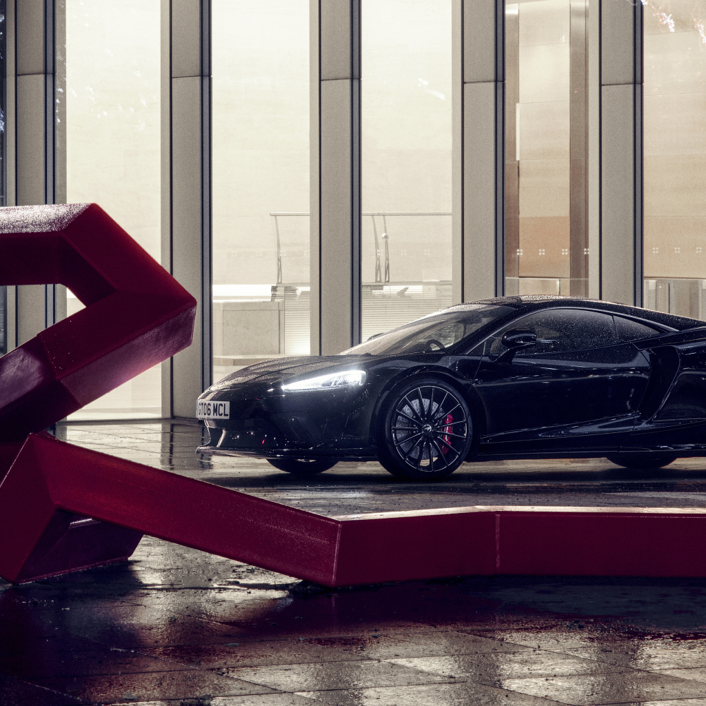 Черный быстрый McLaren GT 2022 года