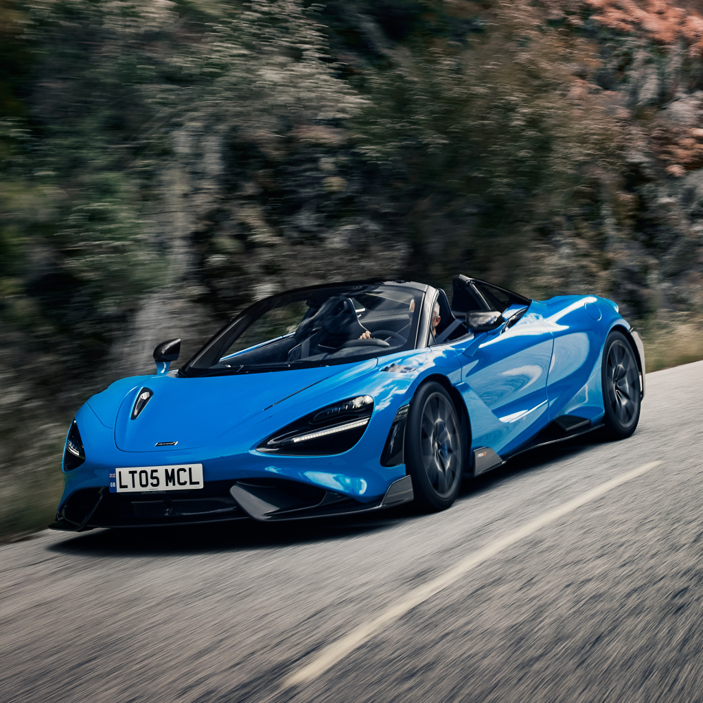 Синий кабриолет McLaren 765LT Spider 2022 года на дороге 