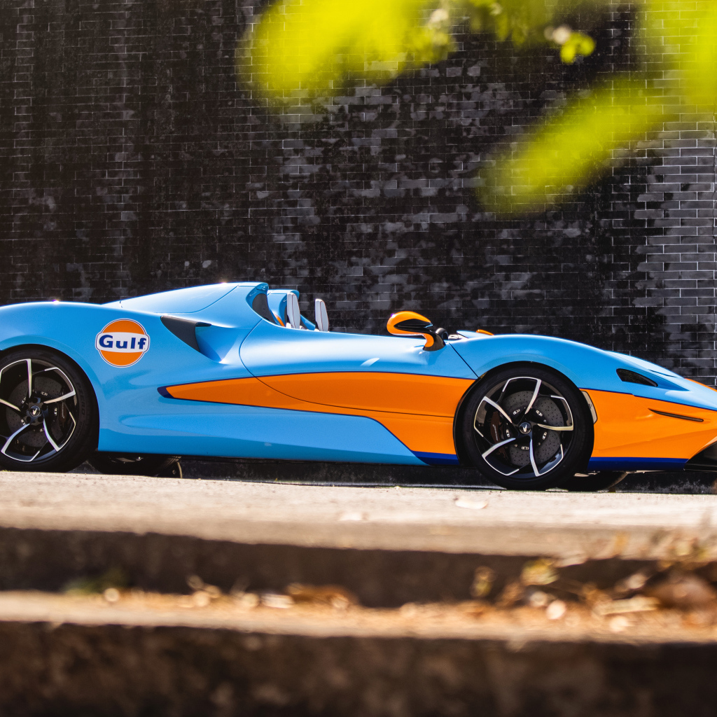 Быстрый автомобиль McLaren Elva Gulf Theme, 2021 года