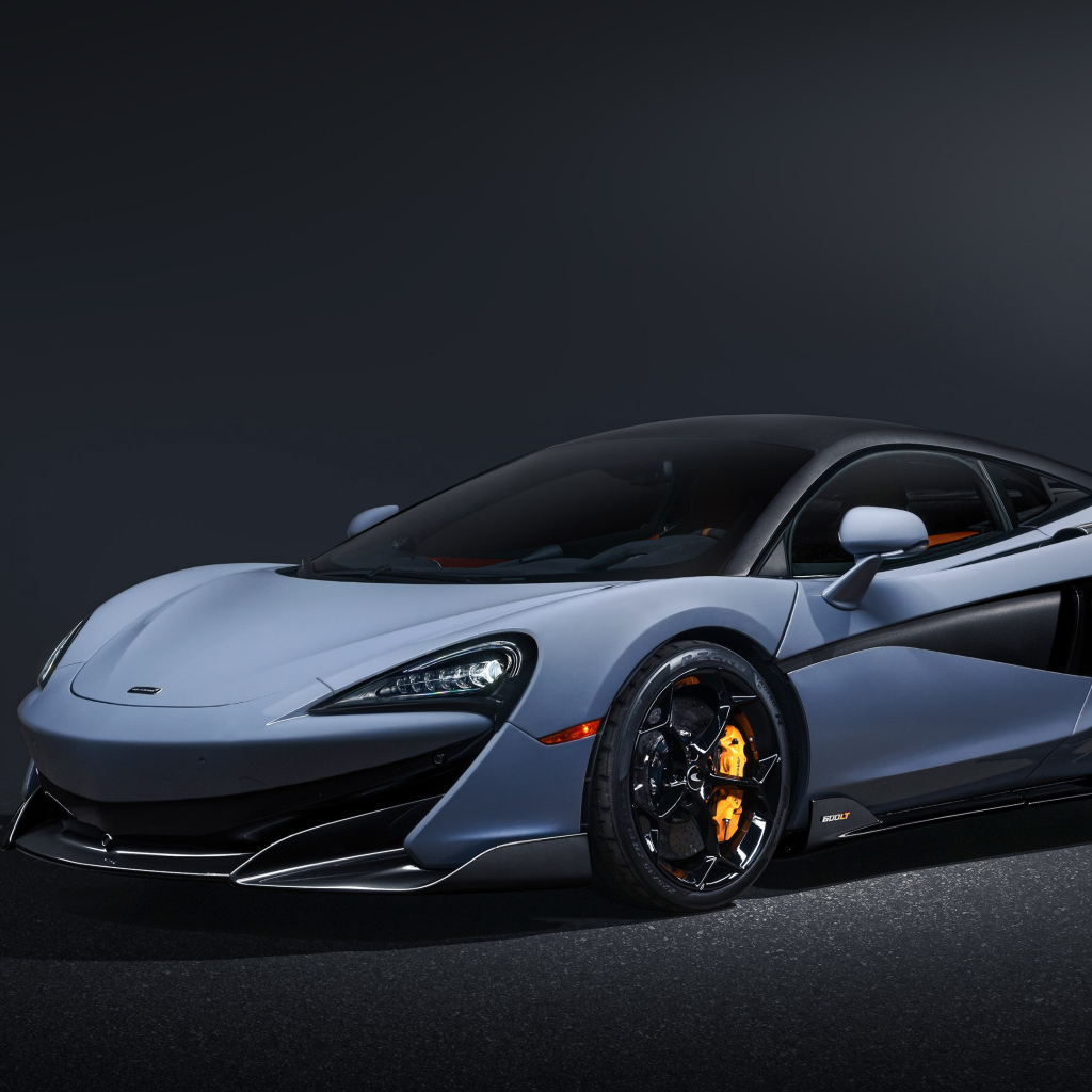Быстрый автомобиль McLaren 600LT на черном фоне