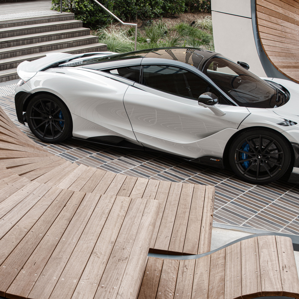 Быстрый дорогой автомобиль McLaren 765LT, 2021 года