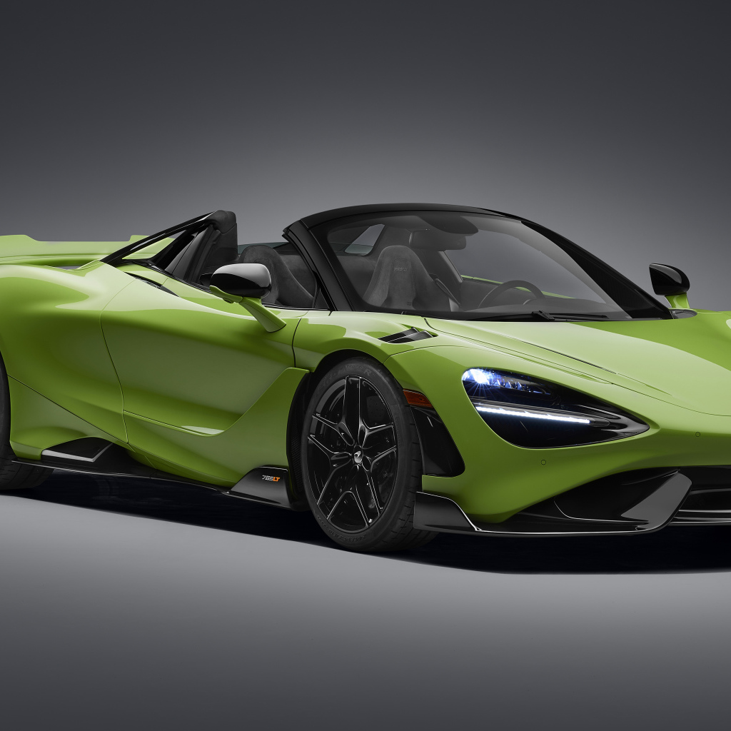 Зеленый автомобиль McLaren 765LT Spider 2022 года на сером фоне