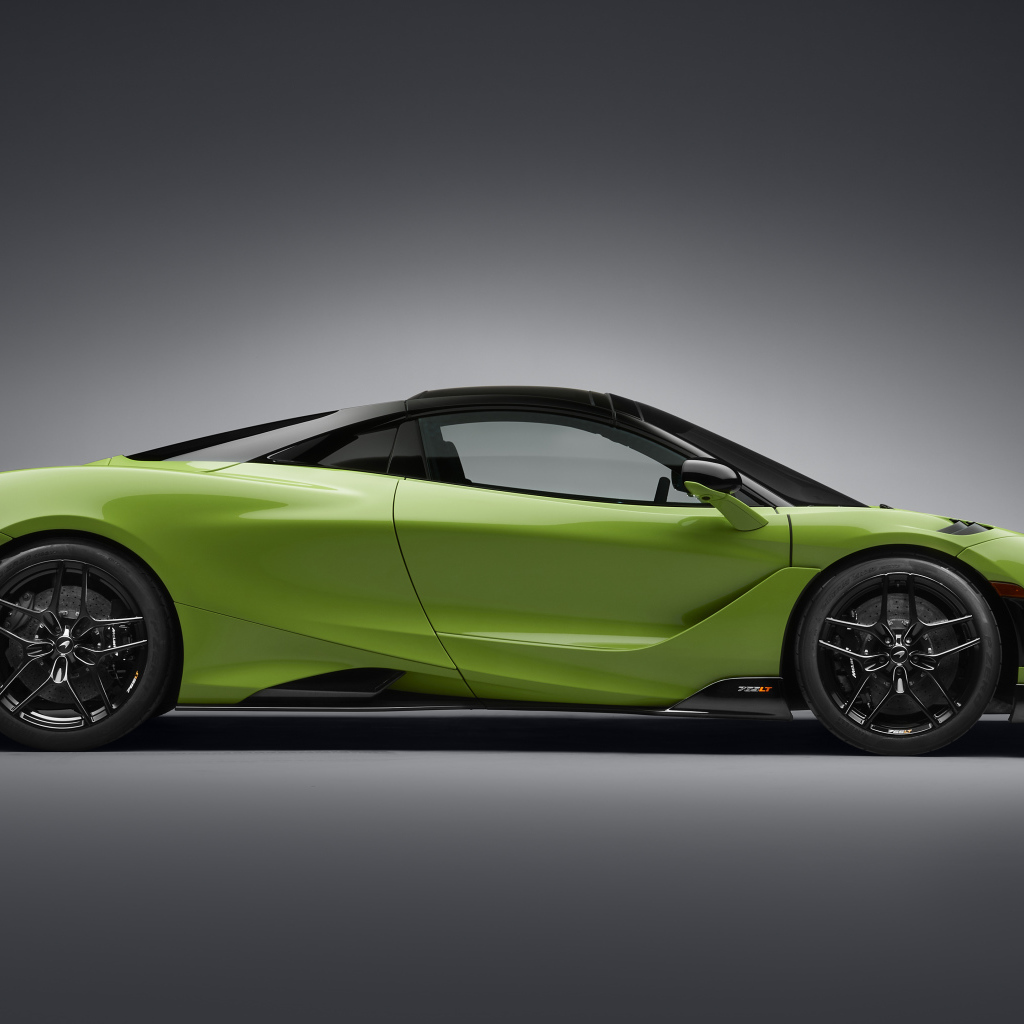Зеленый автомобиль McLaren 765LT Spider 2022 года вид сбоку