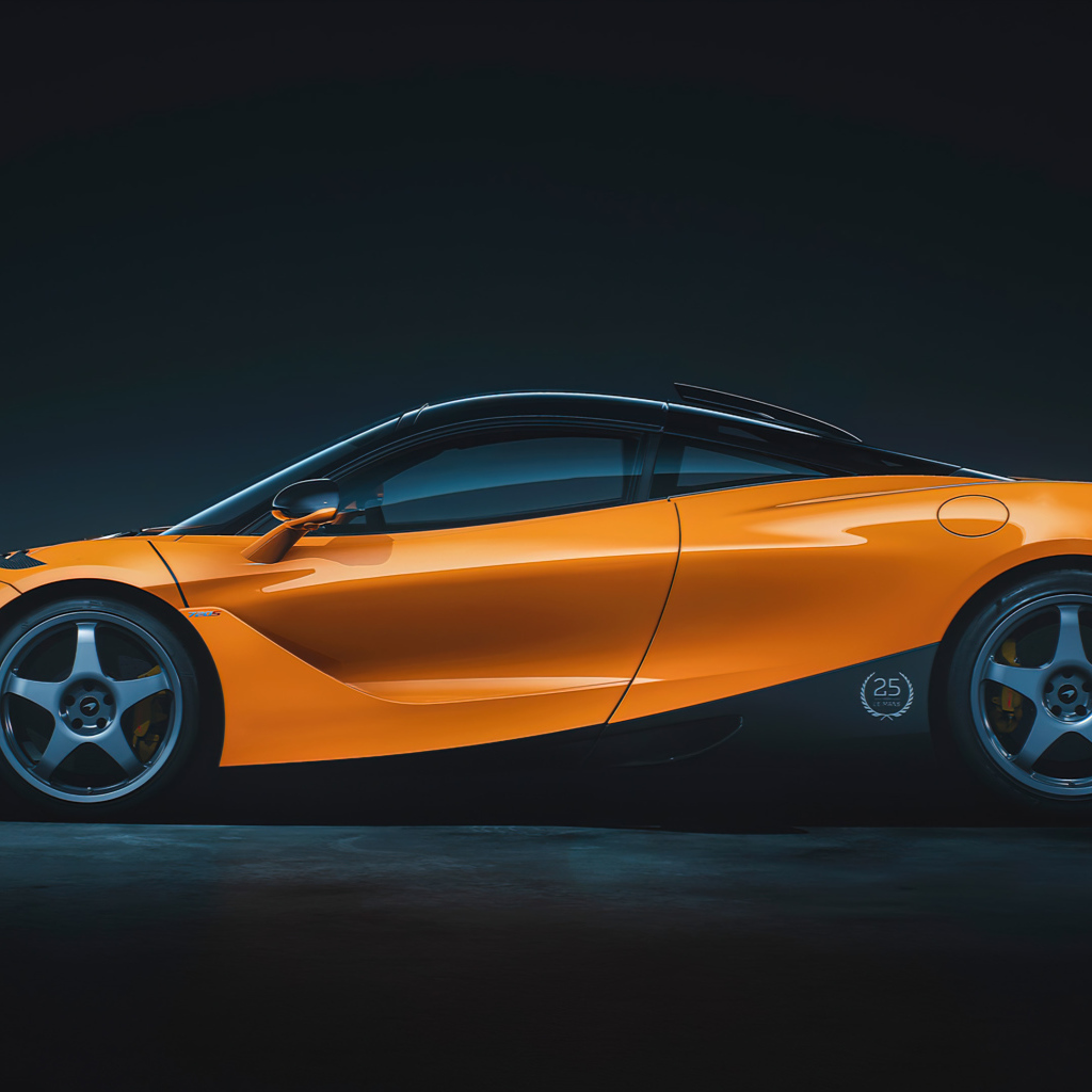 Оранжевый автомобиль McLaren 720S Le Mans вид сбоку