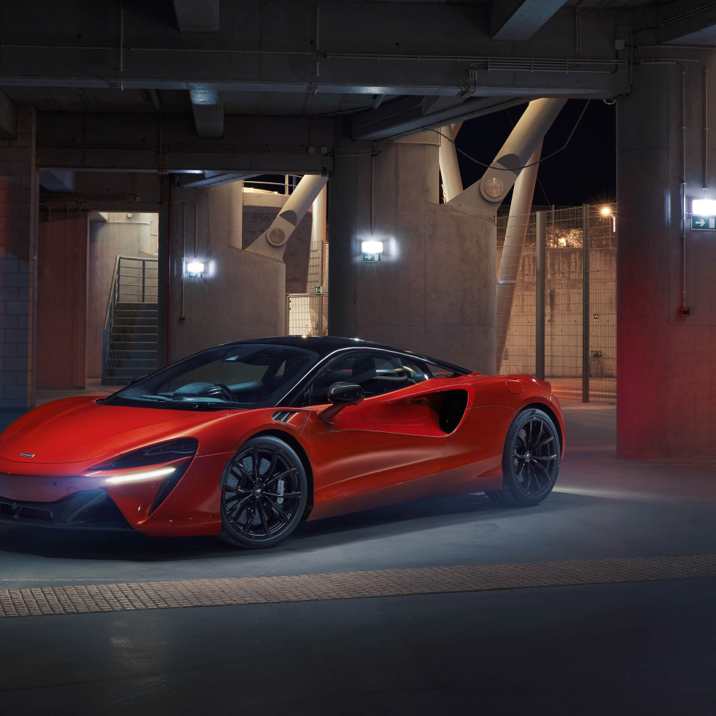Красный McLaren Artura, 2021 года в здании