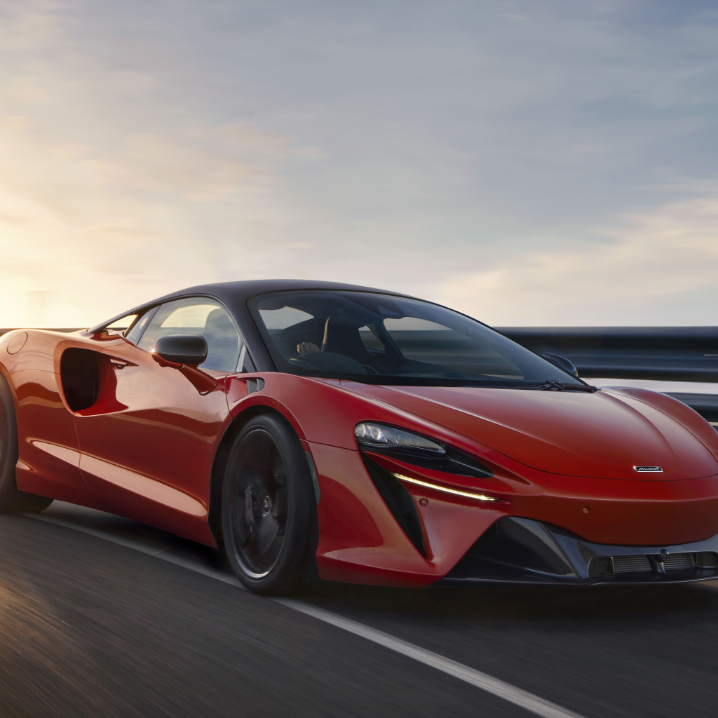 Красный быстрый автомобиль McLaren Artura, 2021 года на трассе